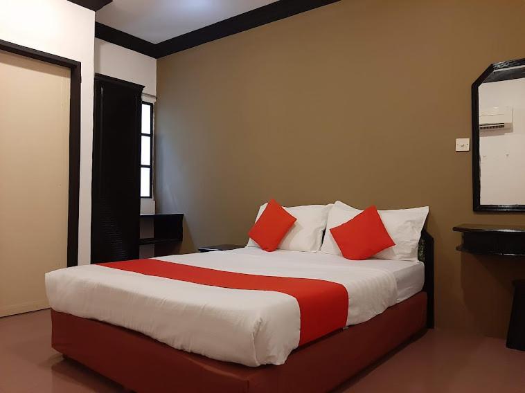G City Hotel Телук Интан Екстериор снимка