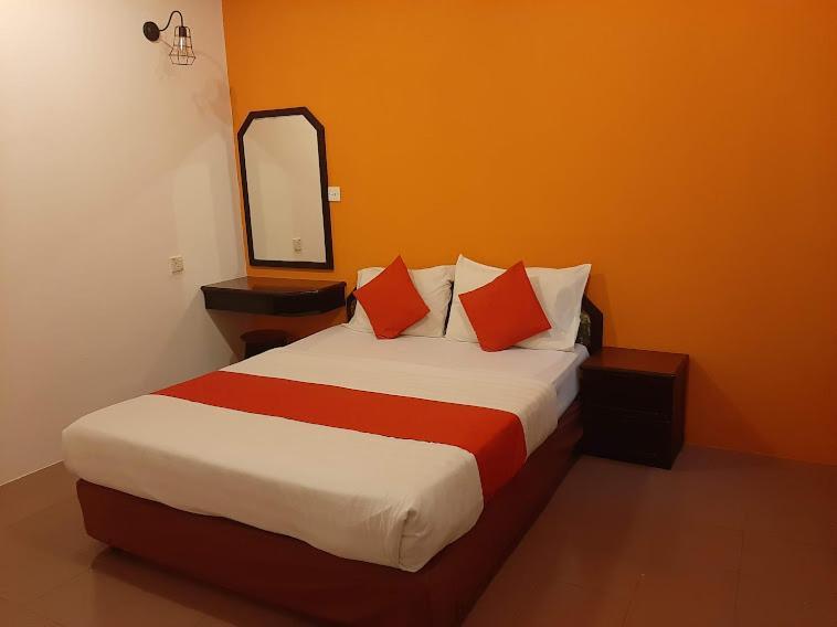 G City Hotel Телук Интан Екстериор снимка