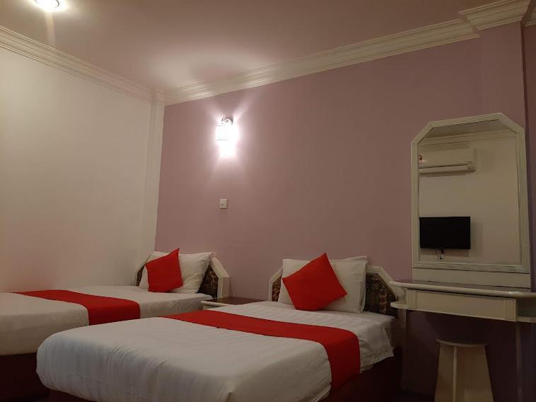 G City Hotel Телук Интан Екстериор снимка