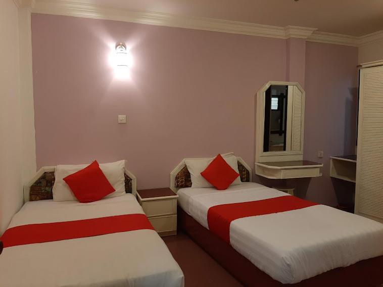 G City Hotel Телук Интан Екстериор снимка